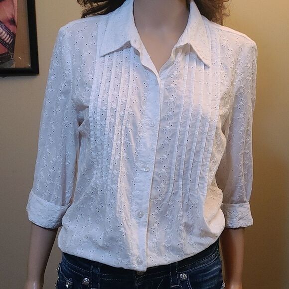 Jh collectables off white eyelet pleated button up - Picture 2 of 10